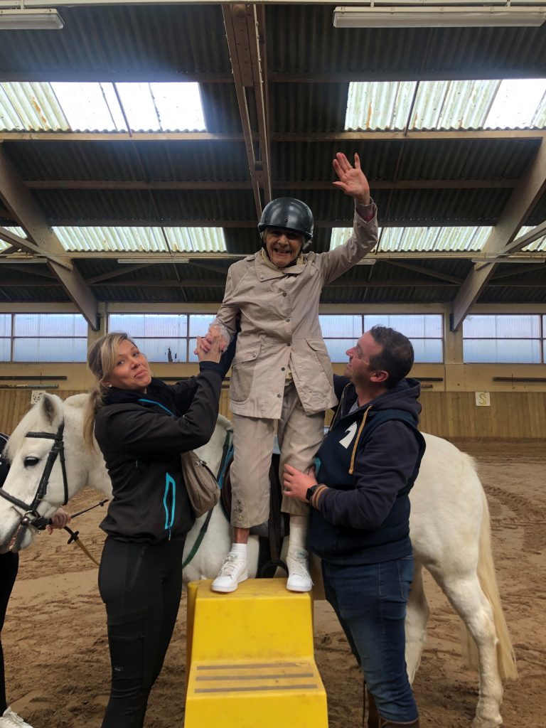 Résidente montant à cheval